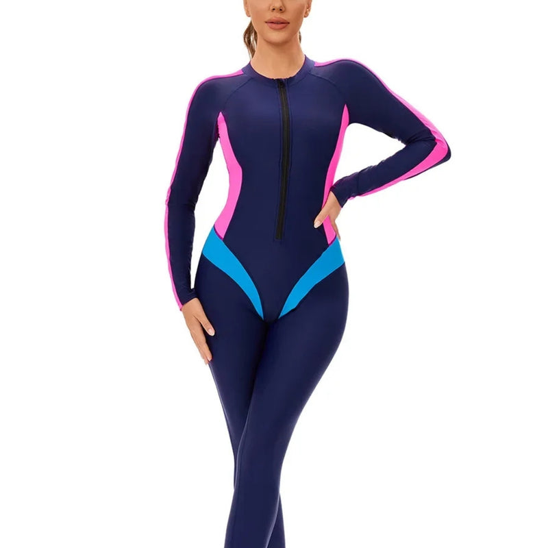 Modelo usando maiô esportivo feminino de corpo inteiro com zíper frontal e recortes rosa neon. Ideal para esportes aquáticos, com proteção UV e ajuste anatômico confortável.

