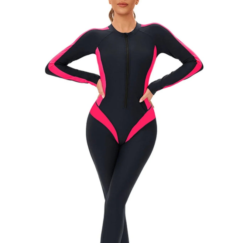 Modelo usando maiô esportivo feminino de corpo inteiro com zíper frontal e recortes rosa neon. Ideal para esportes aquáticos, com proteção UV e ajuste anatômico confortável.

