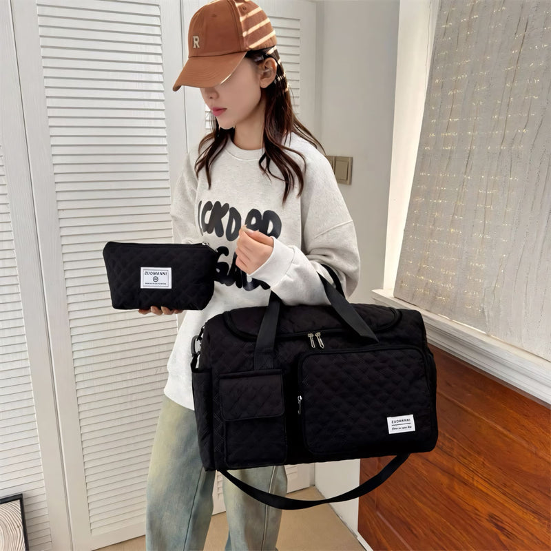 Mala de mão pequena para viagem com compartimento separado para calçados, acabamento acolchoado, alça tiracolo removível e múltiplos bolsos. Compacta e versátil.