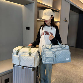 Mala de mão pequena para viagem com compartimento separado para calçados, acabamento acolchoado, alça tiracolo removível e múltiplos bolsos. Compacta e versátil.
