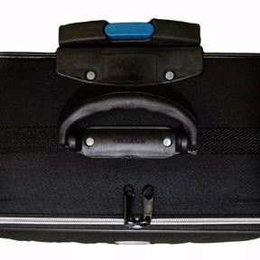 Mala de bordo preta da marca Village, com design moderno e estrutura em poliéster reforçado. Modelo tamanho P, com alça superior e rodinhas, ideal para voos com bagagem de mão de até 10kg.