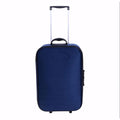 Mala de bordo preta com rodinhas e puxador de alumínio retrátil. Ideal para malas de viagem de até 10kg. Modelo compacto, resistente e leve com divisórias internas e alças reforçadas.
