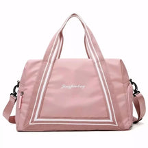 Bolsa de viagem compacta e leve, ideal como mala de mão. Com alças duplas, tiracolo ajustável, bolso lateral e design moderno. Unissex e enviada em cores variadas.