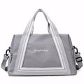 Bolsa de viagem compacta e leve, ideal como mala de mão. Com alças duplas, tiracolo ajustável, bolso lateral e design moderno. Unissex e enviada em cores variadas.