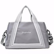 Bolsa de viagem compacta e leve, ideal como mala de mão. Com alças duplas, tiracolo ajustável, bolso lateral e design moderno. Unissex e enviada em cores variadas.