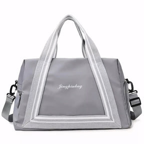 Bolsa de viagem compacta e leve, ideal como mala de mão. Com alças duplas, tiracolo ajustável, bolso lateral e design moderno. Unissex e enviada em cores variadas.