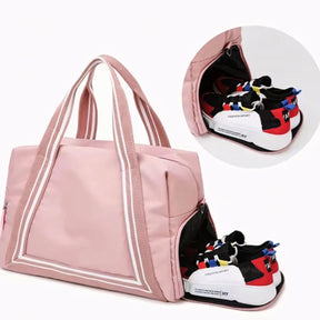 Bolsa de viagem compacta e leve, ideal como mala de mão. Com alças duplas, tiracolo ajustável, bolso lateral e design moderno. Unissex e enviada em cores variadas.