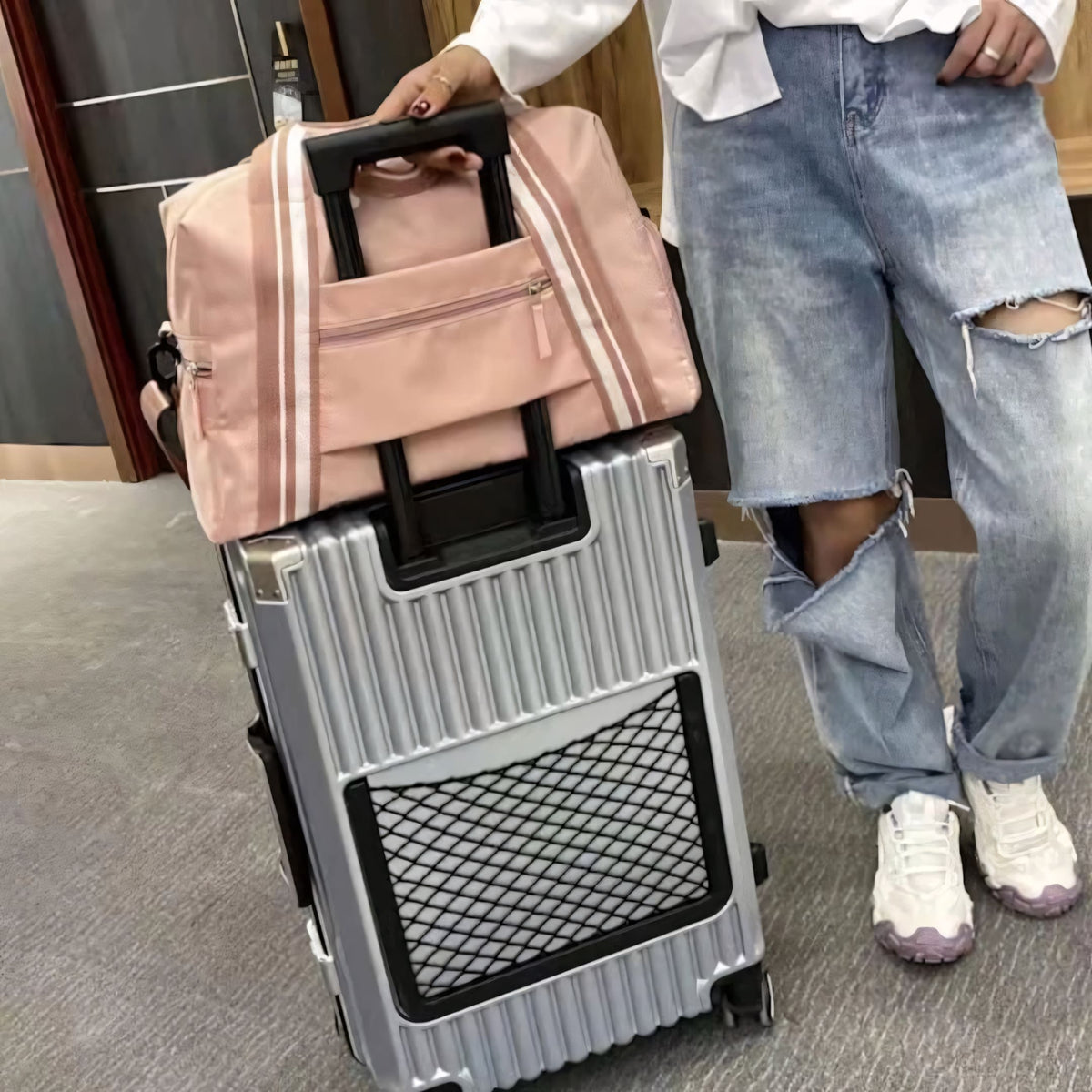Bolsa de viagem compacta e leve, ideal como mala de mão. Com alças duplas, tiracolo ajustável, bolso lateral e design moderno. Unissex e enviada em cores variadas.