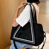 Bolsa de viagem compacta e leve, ideal como mala de mão. Com alças duplas, tiracolo ajustável, bolso lateral e design moderno. Unissex e enviada em cores variadas.