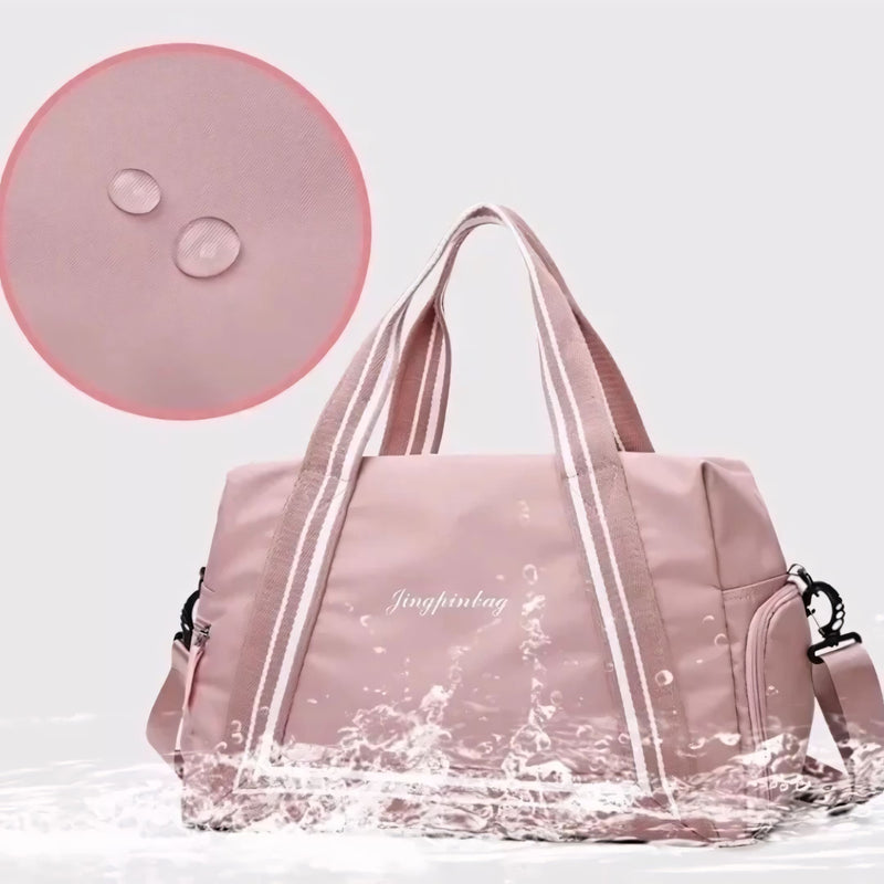 Bolsa de viagem compacta e leve, ideal como mala de mão. Com alças duplas, tiracolo ajustável, bolso lateral e design moderno. Unissex e enviada em cores variadas.