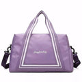 Bolsa de viagem compacta e leve, ideal como mala de mão. Com alças duplas, tiracolo ajustável, bolso lateral e design moderno. Unissex e enviada em cores variadas.