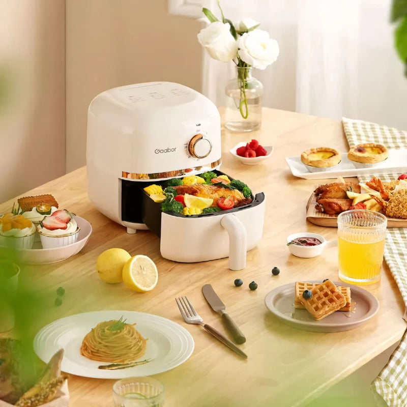 Fritadeira elétrica Gaabor com 1,4 litros, acabamento sofisticado em creme com detalhes dourados, timer analógico e tecnologia Cyclone Air para receitas crocantes sem óleo.