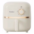 Fritadeira elétrica Gaabor com 1,4 litros, acabamento sofisticado em creme com detalhes dourados, timer analógico e tecnologia Cyclone Air para receitas crocantes sem óleo.


