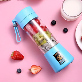 Mini liquidificador portátil colorido para sucos e smoothies, com carregamento USB, capacidade para 380ml e até 12 usos por carga. Ideal para academia, viagens e uso diário.
