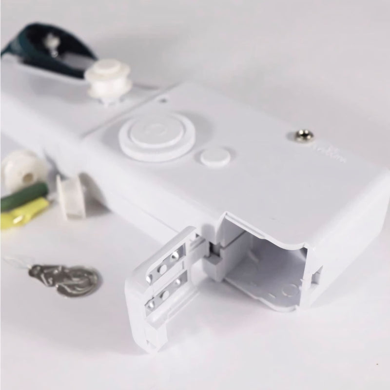 Mini máquina de costura portátil Costure Fácil™ branca, ideal para reparos rápidos em tecidos como jeans, seda e couro. Compacta, leve e alimentada por pilhas. Perfeita para usar em casa ou levar na bolsa.