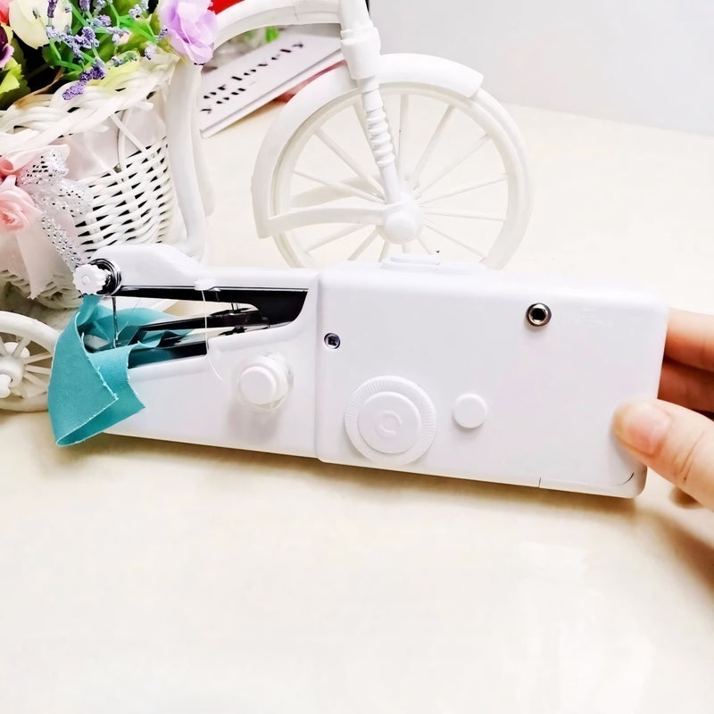 Mini máquina de costura portátil Costure Fácil™ branca, ideal para reparos rápidos em tecidos como jeans, seda e couro. Compacta, leve e alimentada por pilhas. Perfeita para usar em casa ou levar na bolsa.