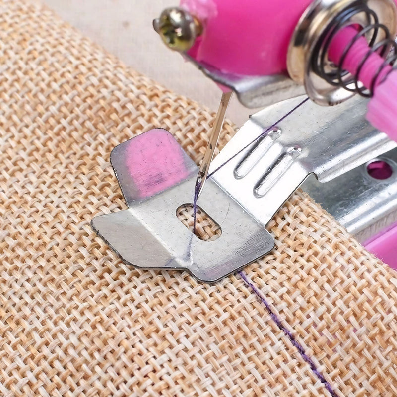 Mini máquina de costura portátil branca, ideal para reparos rápidos em seda, algodão e jeans, prática para viagens e uso diário, sem necessidade de energia elétrica.