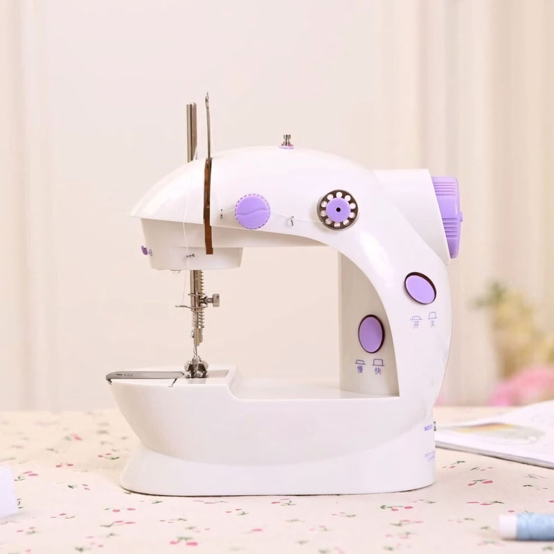 Mini máquina de costura portátil com 12 pontos, luz LED, pedal e ajuste de velocidade. Ideal para costuras criativas e reparos com acabamento profissional.