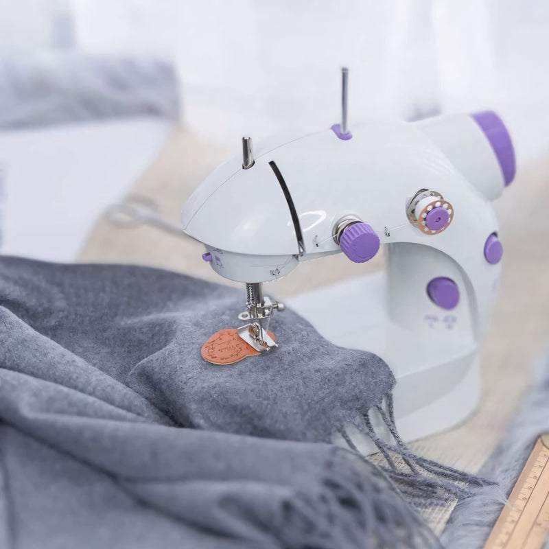 Mini máquina de costura portátil com 12 pontos, luz LED, pedal e ajuste de velocidade. Ideal para costuras criativas e reparos com acabamento profissional.