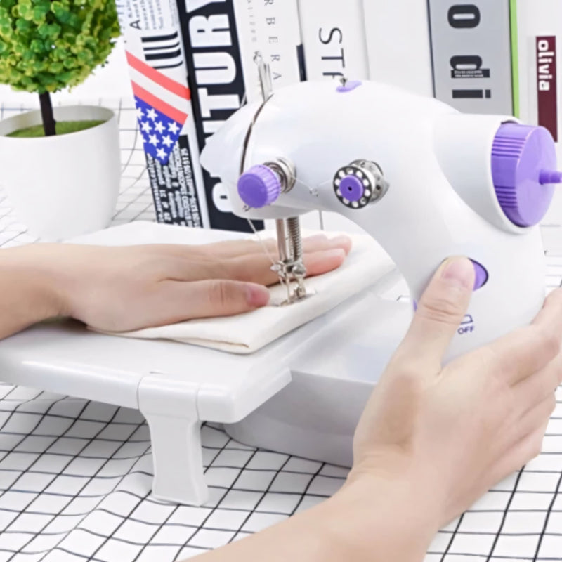 Mini máquina de costura portátil com 12 pontos, luz LED, pedal e ajuste de velocidade. Ideal para costuras criativas e reparos com acabamento profissional.