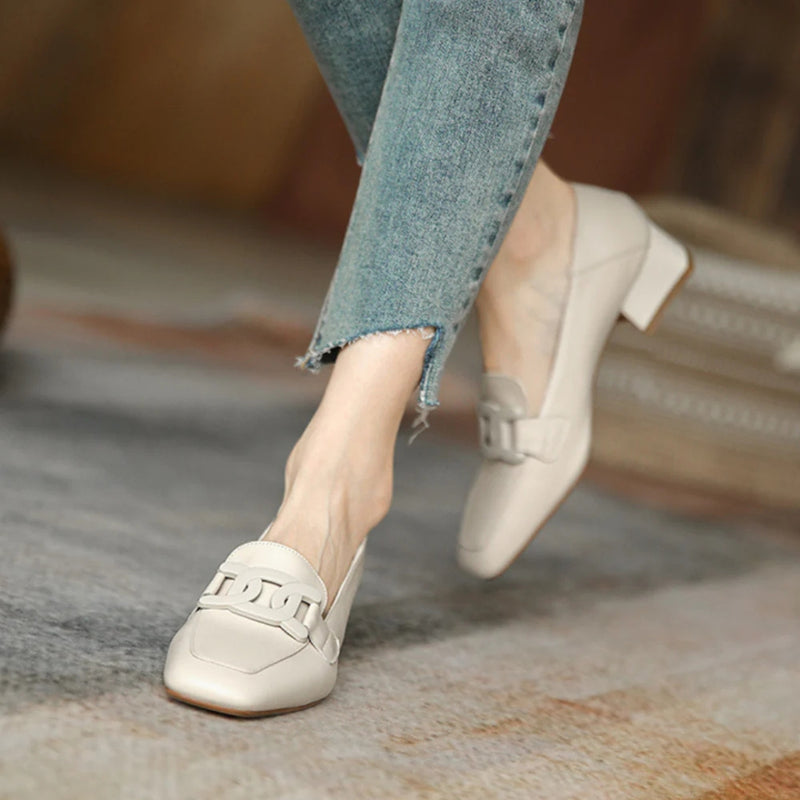 Mocassim feminino ortopédico com acabamento em couro premium, salto baixo confortável e design sofisticado. Perfeito para trabalho, eventos e bem-estar dos pés.