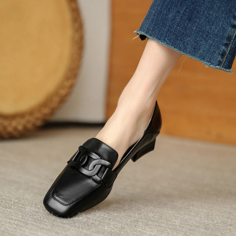 Mocassim feminino ortopédico com acabamento em couro premium, salto baixo confortável e design sofisticado. Perfeito para trabalho, eventos e bem-estar dos pés.