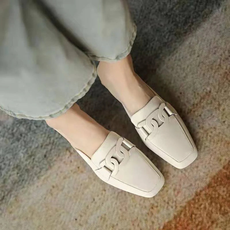 Mocassim feminino ortopédico com acabamento em couro premium, salto baixo confortável e design sofisticado. Perfeito para trabalho, eventos e bem-estar dos pés.