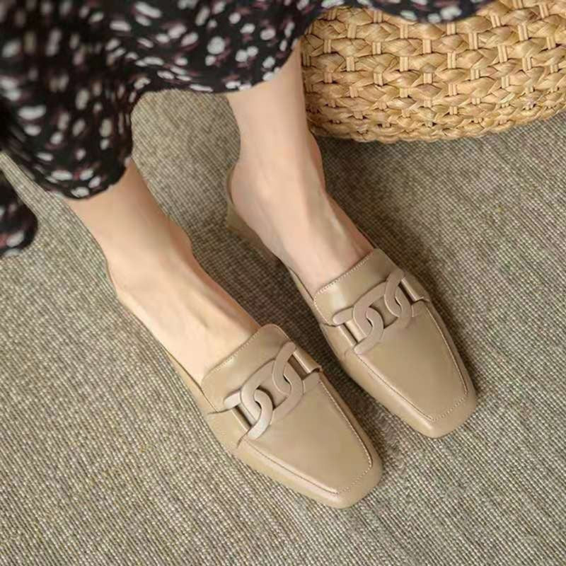 Mocassim feminino ortopédico com acabamento em couro premium, salto baixo confortável e design sofisticado. Perfeito para trabalho, eventos e bem-estar dos pés.