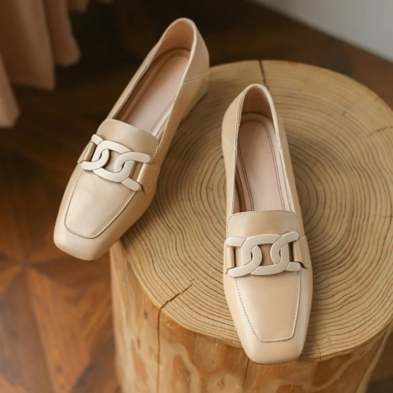 Mocassim feminino ortopédico com acabamento em couro premium, salto baixo confortável e design sofisticado. Perfeito para trabalho, eventos e bem-estar dos pés.
