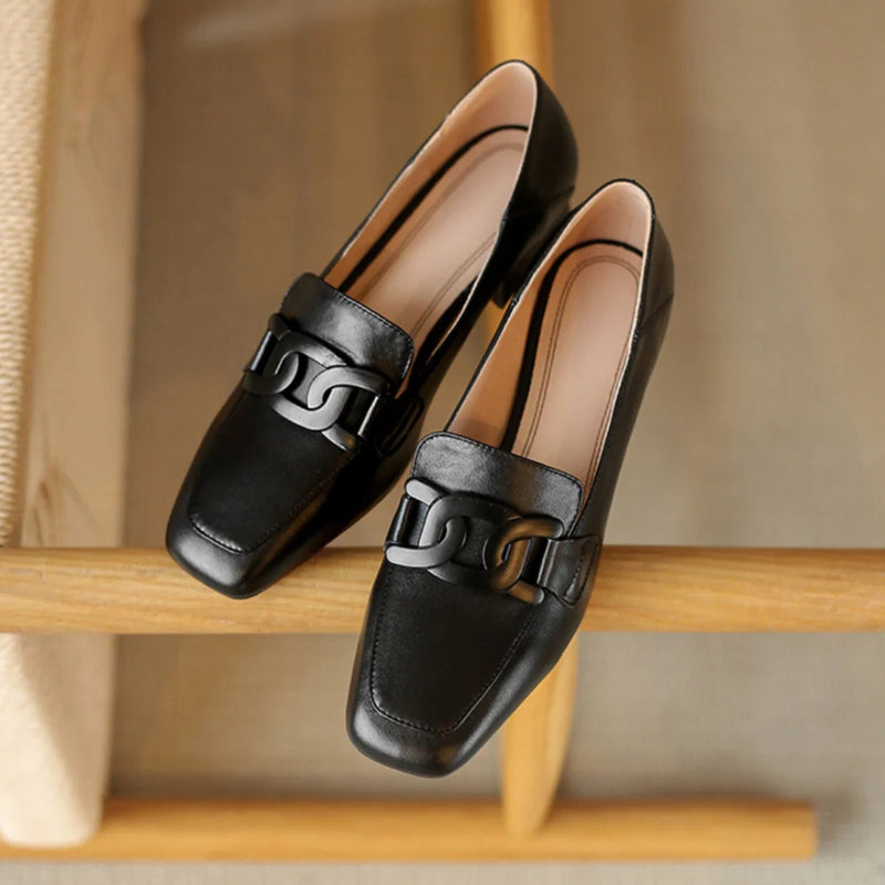 Mocassim feminino ortopédico com acabamento em couro premium, salto baixo confortável e design sofisticado. Perfeito para trabalho, eventos e bem-estar dos pés.