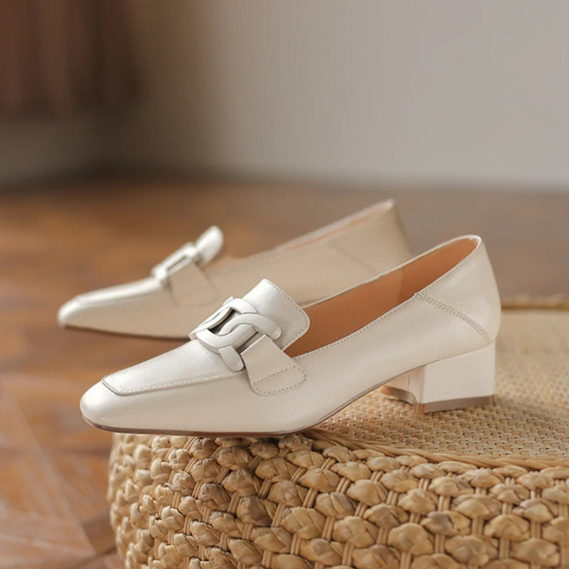 Mocassim feminino ortopédico com acabamento em couro premium, salto baixo confortável e design sofisticado. Perfeito para trabalho, eventos e bem-estar dos pés.