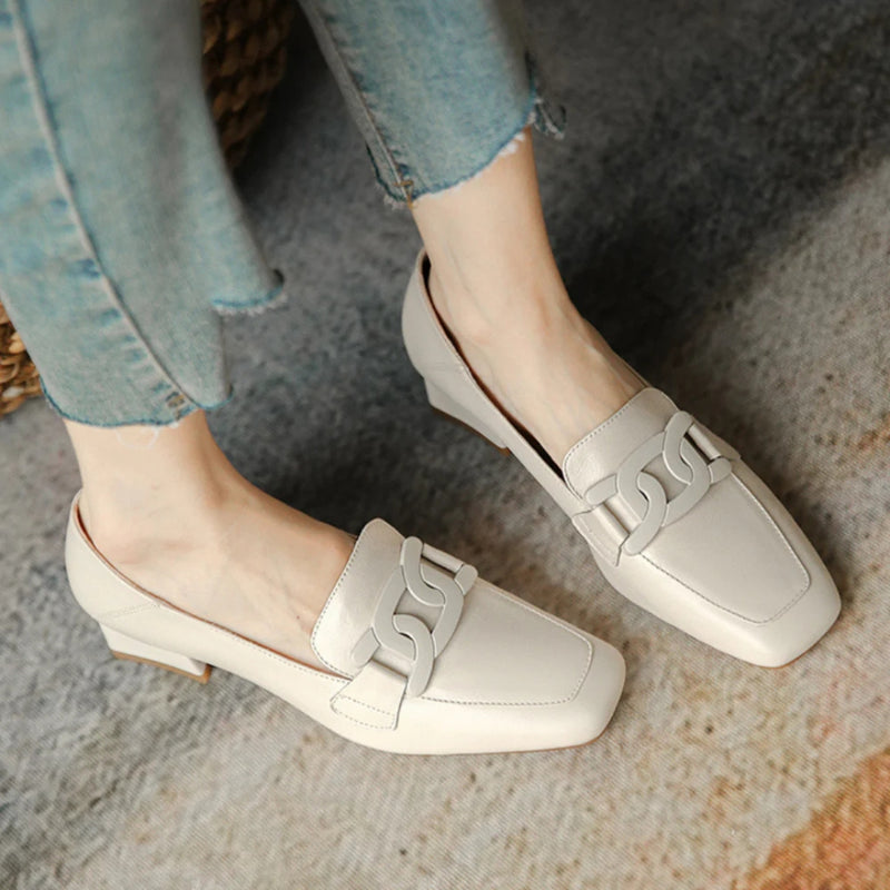 Mocassim feminino ortopédico com acabamento em couro premium, salto baixo confortável e design sofisticado. Perfeito para trabalho, eventos e bem-estar dos pés.