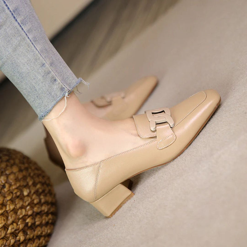 Mocassim feminino ortopédico com acabamento em couro premium, salto baixo confortável e design sofisticado. Perfeito para trabalho, eventos e bem-estar dos pés.