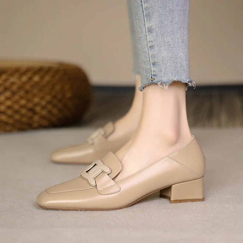 Mocassim feminino ortopédico com acabamento em couro premium, salto baixo confortável e design sofisticado. Perfeito para trabalho, eventos e bem-estar dos pés.