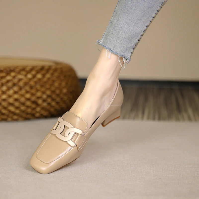 Mocassim feminino ortopédico com acabamento em couro premium, salto baixo confortável e design sofisticado. Perfeito para trabalho, eventos e bem-estar dos pés.