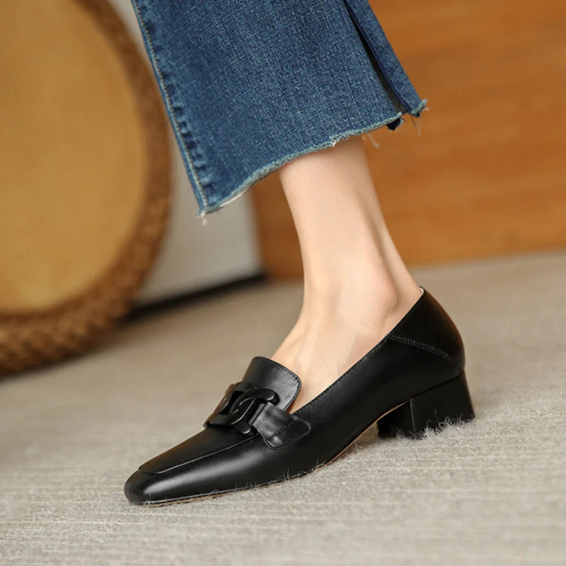 Mocassim feminino ortopédico com acabamento em couro premium, salto baixo confortável e design sofisticado. Perfeito para trabalho, eventos e bem-estar dos pés.