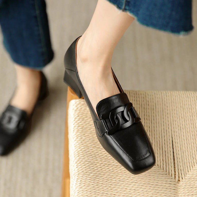 Mocassim feminino ortopédico com acabamento em couro premium, salto baixo confortável e design sofisticado. Perfeito para trabalho, eventos e bem-estar dos pés.
