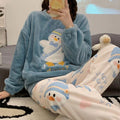 Mulher vestindo pijama longo de inverno com estampa de pinguim azul e branco, tecido flanelado aconchegante, ideal para noites frias e momentos de relaxamento.
