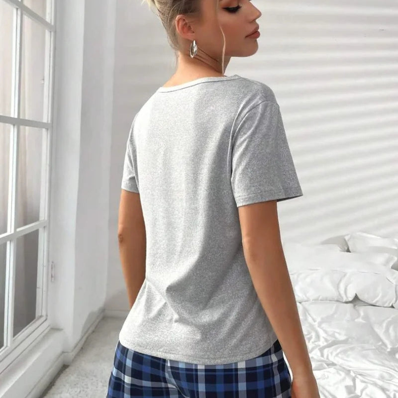 Conjunto de pijama feminino em algodão com camiseta estampada e shorts confortáveis, ideal para noites de sono tranquilas e cheias de estilo.

