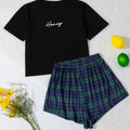 Conjunto de pijama feminino em algodão com camiseta estampada e shorts confortáveis, ideal para noites de sono tranquilas e cheias de estilo.

