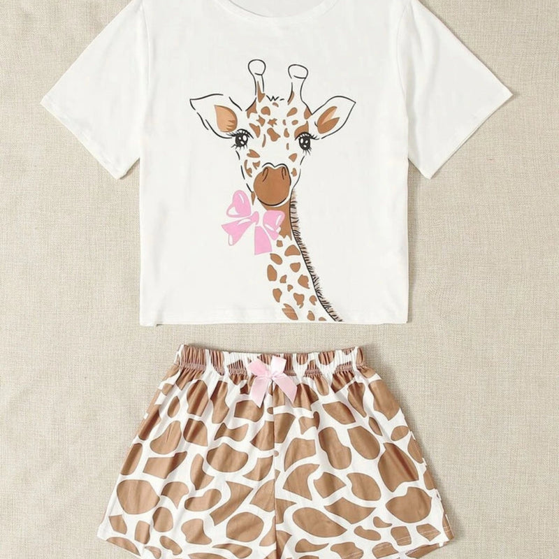 Conjunto de pijama feminino em algodão com camiseta estampada e shorts confortáveis, ideal para noites de sono tranquilas e cheias de estilo.

