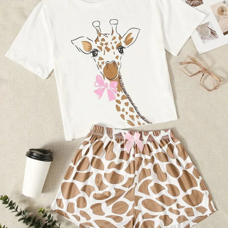 Conjunto de pijama feminino em algodão com camiseta estampada e shorts confortáveis, ideal para noites de sono tranquilas e cheias de estilo.

