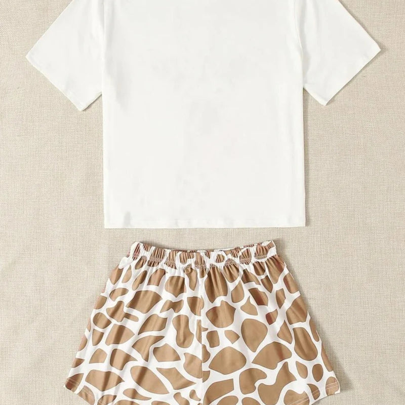 Conjunto de pijama feminino em algodão com camiseta estampada e shorts confortáveis, ideal para noites de sono tranquilas e cheias de estilo.

