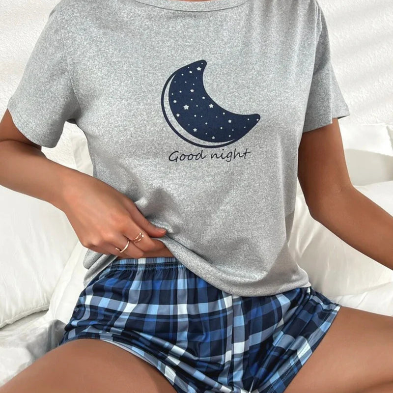 Conjunto de pijama feminino em algodão com camiseta estampada e shorts confortáveis, ideal para noites de sono tranquilas e cheias de estilo.

