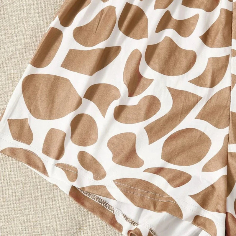 Conjunto de pijama feminino em algodão com camiseta estampada e shorts confortáveis, ideal para noites de sono tranquilas e cheias de estilo.

