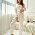 Mulher usando o Pijama Longo Bear, peça longa com estampa de ursinhos e tecido leve, ideal para dormir com conforto e estilo em todas as estações.

