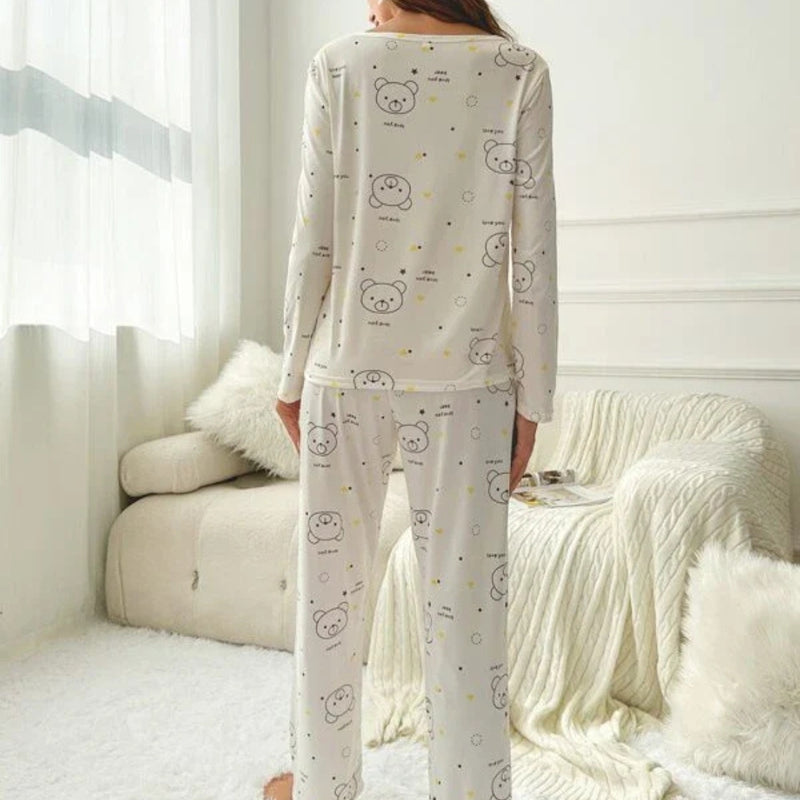 Mulher usando o Pijama Longo Bear, peça longa com estampa de ursinhos e tecido leve, ideal para dormir com conforto e estilo em todas as estações.

