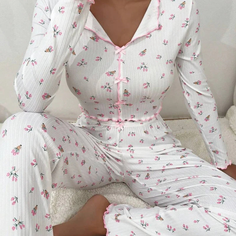 Modelo usando Pijama Longo Paris com estampa floral, gola em V, botões e laços, confeccionado em tecido leve e confortável. Pijama feminino elegante e delicado para noites tranquilas.