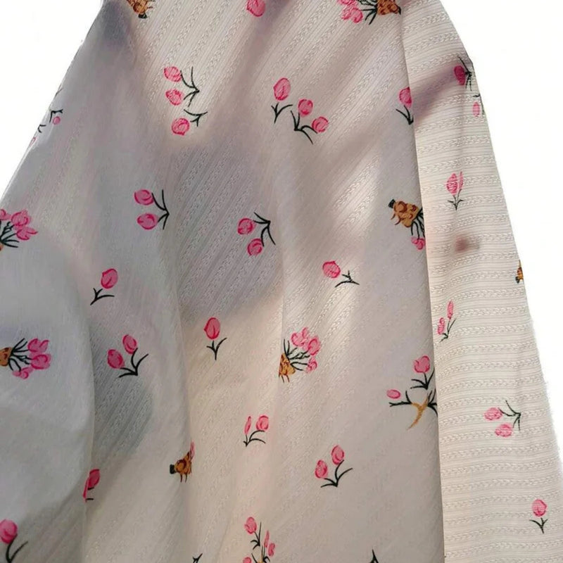 Modelo usando Pijama Longo Paris com estampa floral, gola em V, botões e laços, confeccionado em tecido leve e confortável. Pijama feminino elegante e delicado para noites tranquilas.
