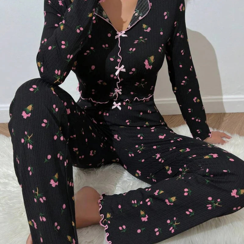 Modelo usando Pijama Longo Paris com estampa floral, gola em V, botões e laços, confeccionado em tecido leve e confortável. Pijama feminino elegante e delicado para noites tranquilas.